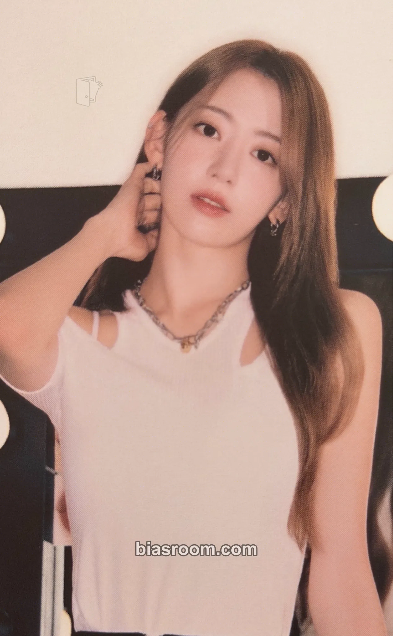 Sakura MOMENTICA x Weverse by Fans x Le Sserafim Photocard - LE SSERAFIM - LE SSERAFIM K-pop photocard
