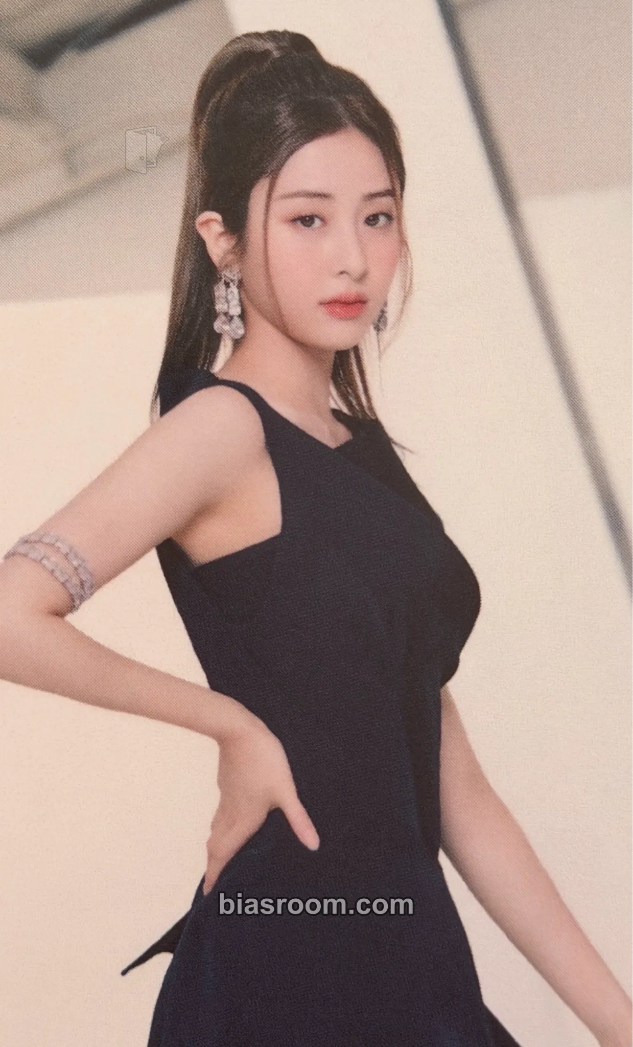 Huh Yunjin MOMENTICA x Weverse by Fans x Le Sserafim Photocard - LE SSERAFIM - LE SSERAFIM K-pop photocard