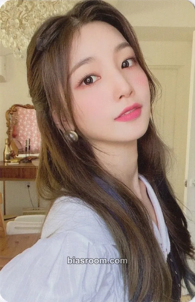 Yeonhee Season's Greetings 2022 Photocard - Rocket Punch - Rocket Punch K-pop photocard