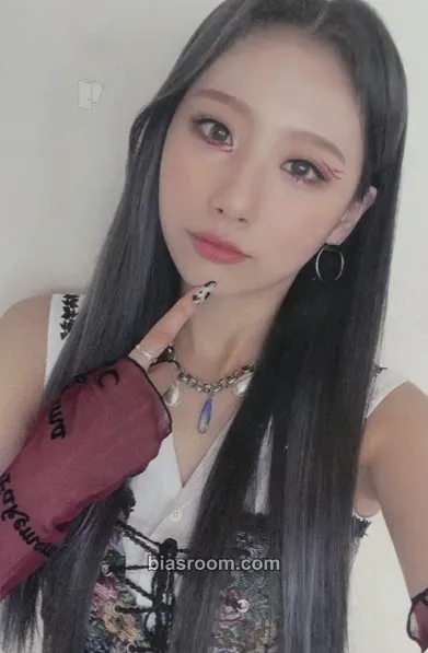 Yewon Icons Photocard - Hot Issue - Hot Issue K-pop photocard