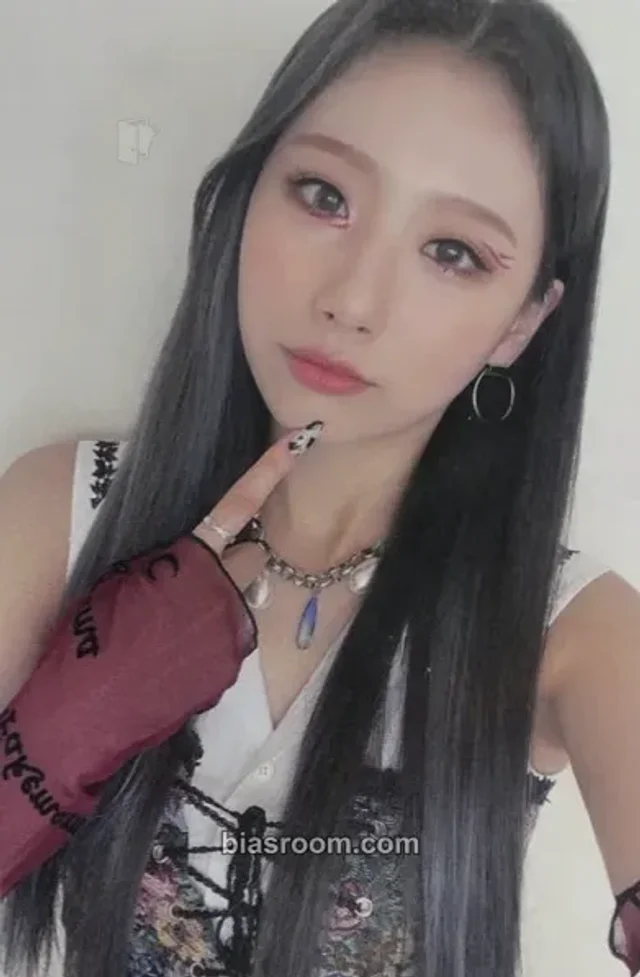 Yewon Hot Issue Icons K-pop photocard