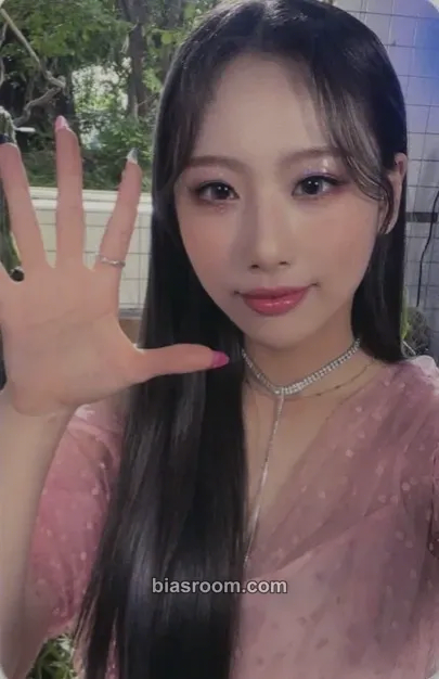 Yewon Icons Photocard - Hot Issue - Hot Issue K-pop photocard