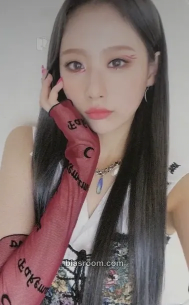 Yewon Icons Photocard - Hot Issue - Hot Issue K-pop photocard