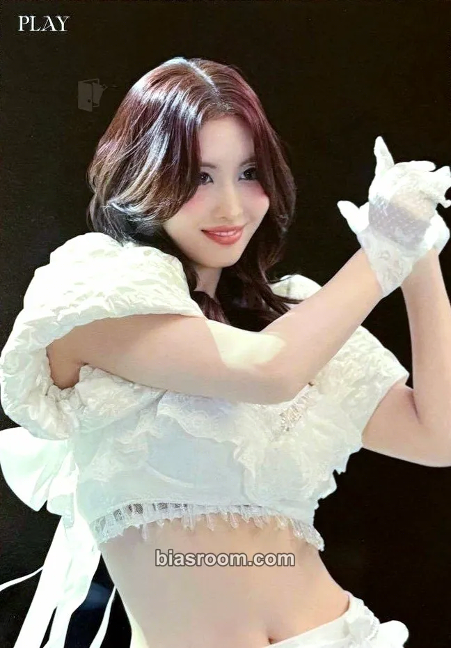 Momo PLAY Photocard - TWICE - TWICE K-pop photocard