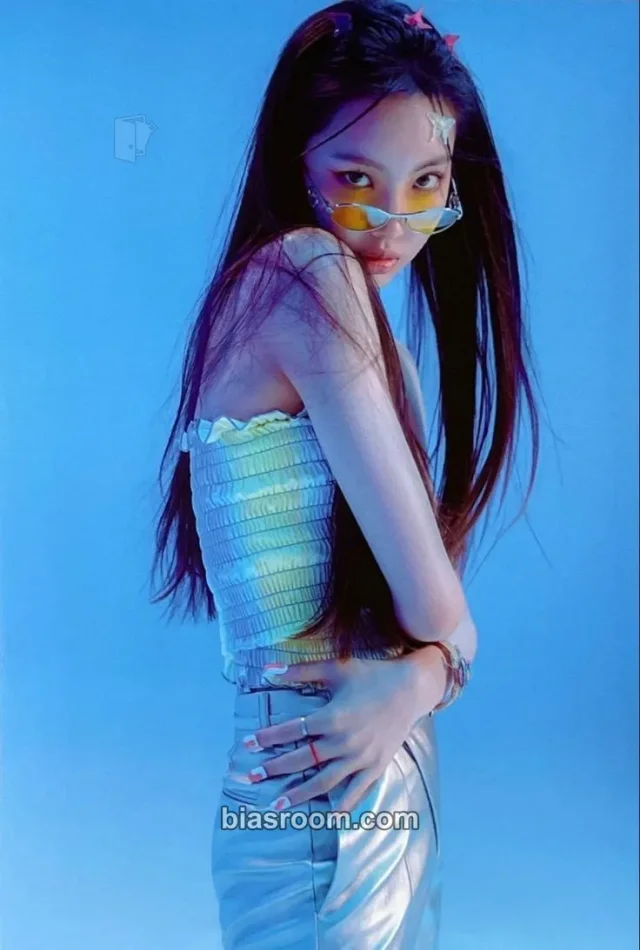 NewJeans - Hyein - NewJeans 1st EP “New Jeans” Album mini poster poster set merch C version