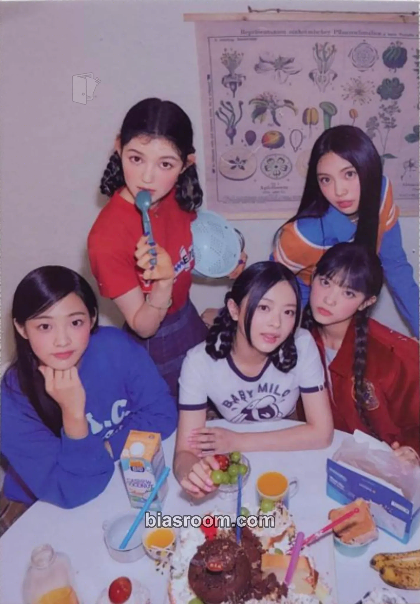 Welcome to ROOM 722 (2023 Season's Greetings) Photocard - NewJeans - NewJeans K-pop photocard