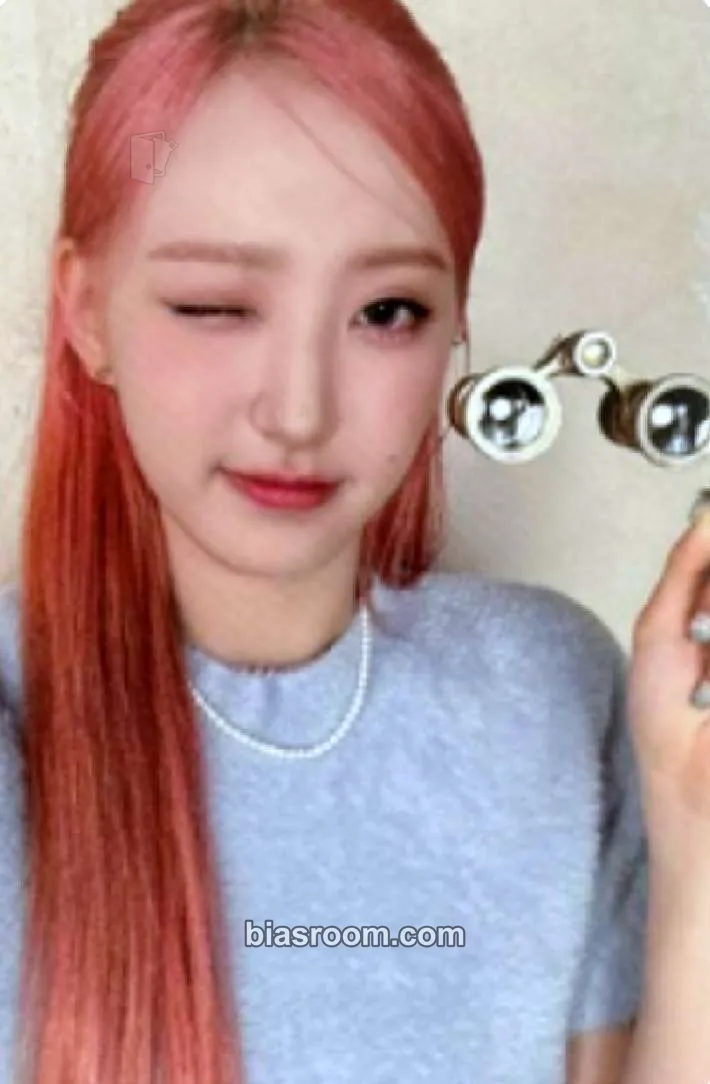 Hwiseo 2024 Season's greetings Photocard - EL7Z UP - EL7Z UP K-pop photocard