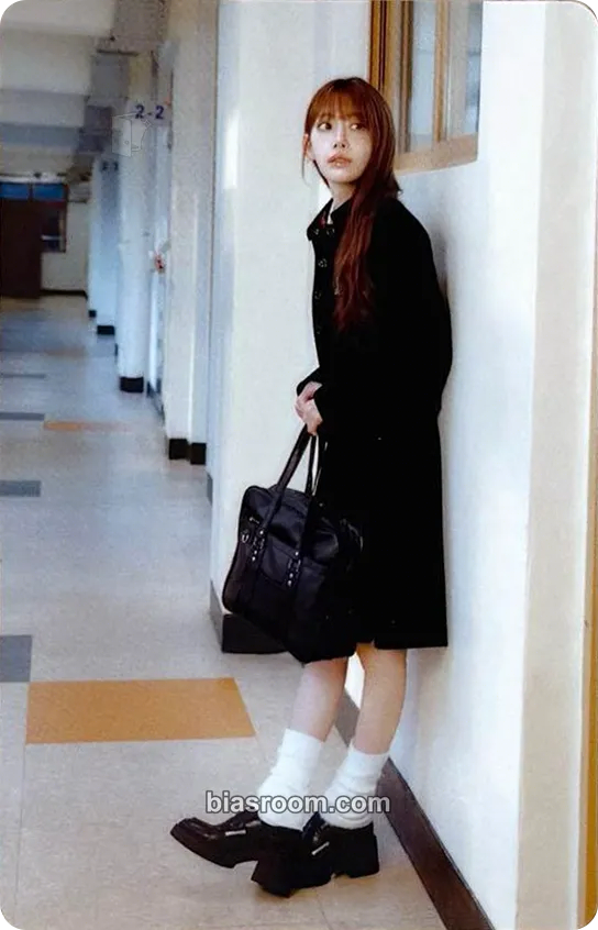 Sakura Japan Original Merchandise 'School Days' Photocard - LE SSERAFIM - LE SSERAFIM K-pop photocard