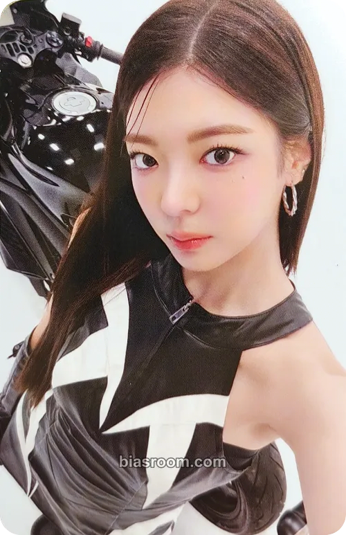Lia ITZY 3rd World Tour 'Tunnel Vision' Photocard - ITZY - ITZY K-pop photocard