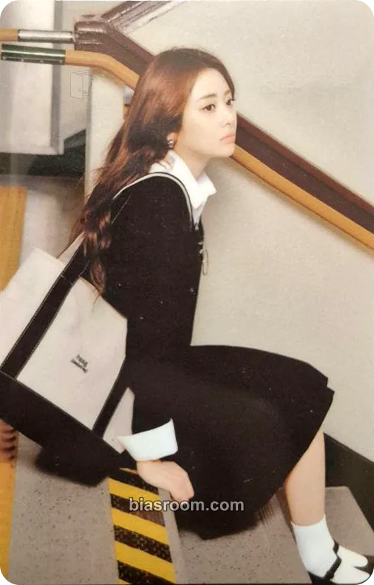 Huh Yunjin Japan Original Merchandise 'School Days' Photocard - LE SSERAFIM - LE SSERAFIM K-pop photocard