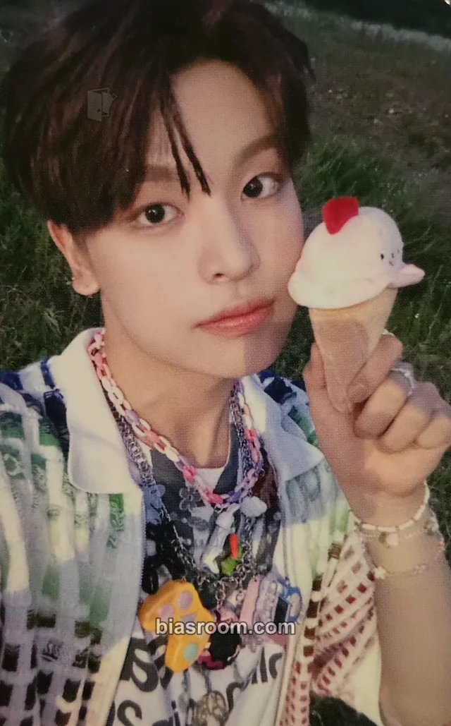 cmgquqfl40005l5049brg7t5e Album photocard