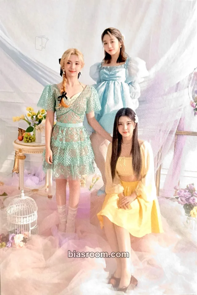 Kep1er - Dayeon & Yeseo & Hikaru - 2023 Season's Greetings: Catch your eye, Catch your mind Other postcard postcard set