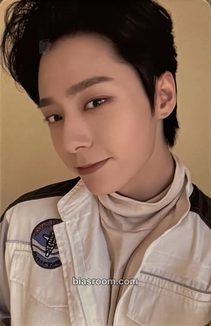 Hwanwoong Season’s Greetings 2022 - Shoot for the Moon Photocard - ONEUS - ONEUS K-pop photocard