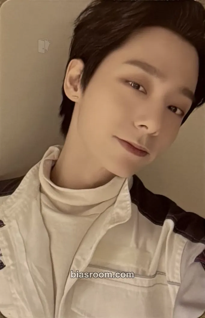 Hwanwoong Season’s Greetings 2022 - Shoot for the Moon Photocard - ONEUS - ONEUS K-pop photocard