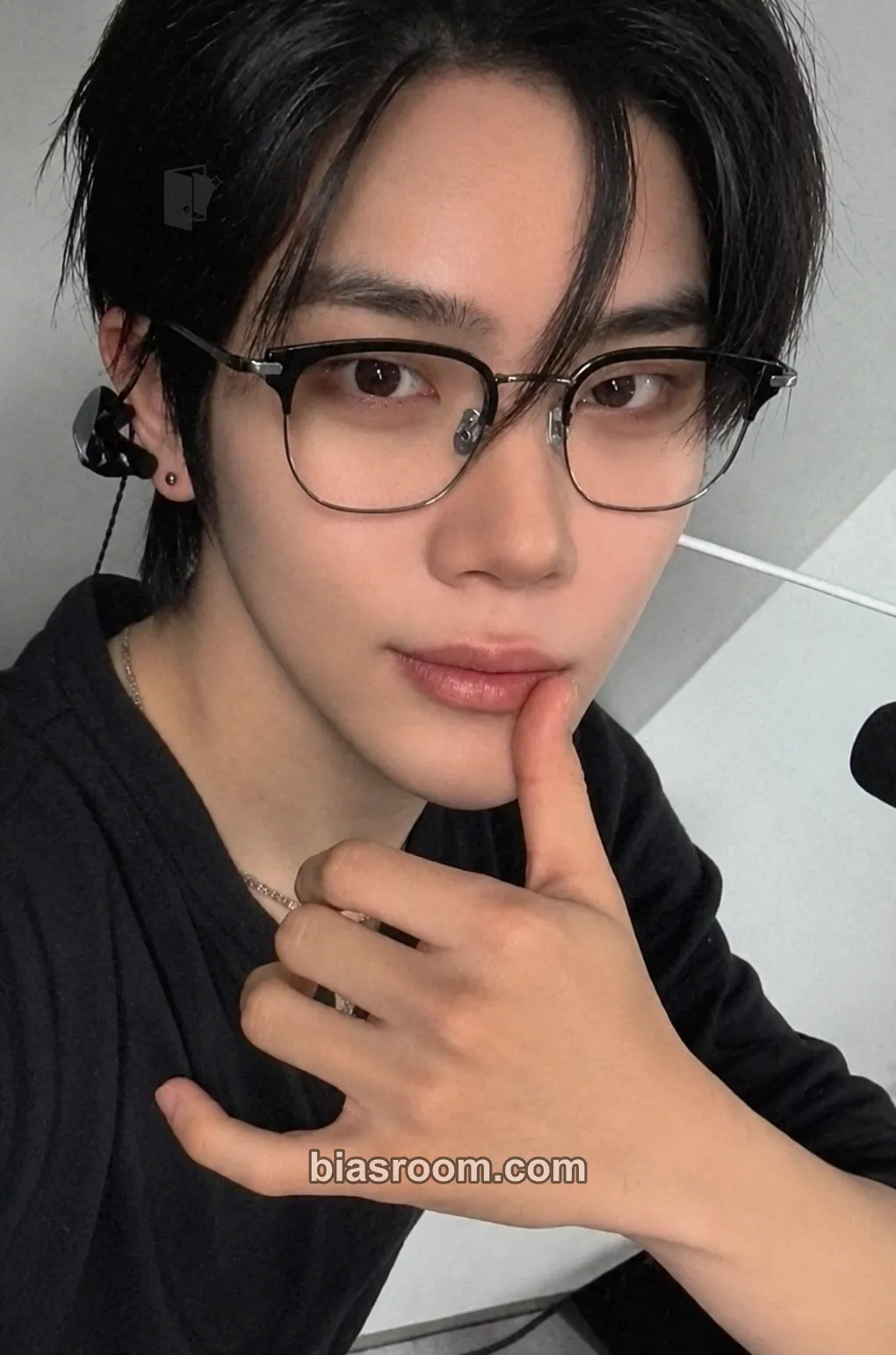 Jang Yeojun OVEREXPOSED Photocard - CLOSE YOUR EYES - CLOSE YOUR EYES K-pop photocard