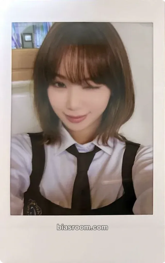 LE SSERAFIM - Kim Chaewon - Japan Original Merchandise 'School Days' Other polaroid japan merch inclusion