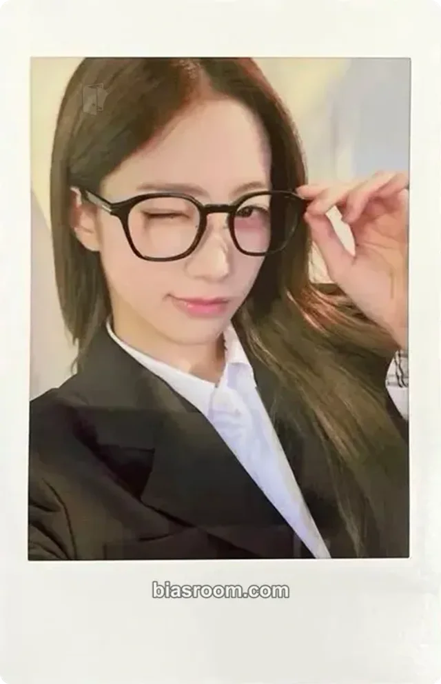 LE SSERAFIM - Kazuha - Japan Original Merchandise 'School Days' Other polaroid merch inclusion japan
