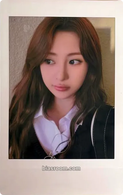 Huh Yunjin Japan Original Merchandise 'School Days' Photocard - LE SSERAFIM - LE SSERAFIM K-pop photocard