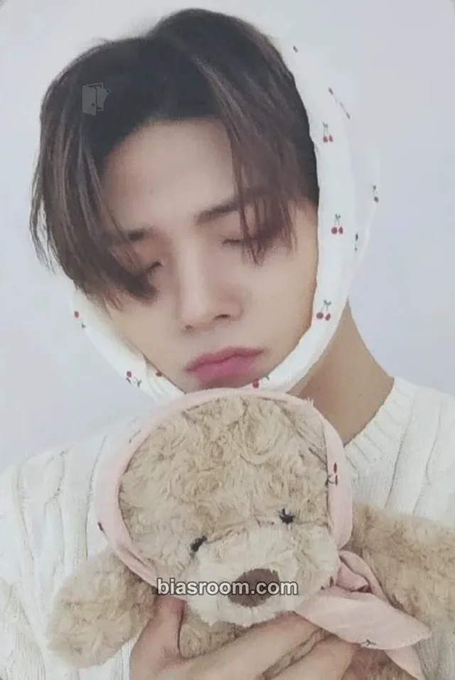 GHOST9 - Junhyung - 2025 Season’s Greetings 'Will You Be My Prom Date?' Other makestar offline