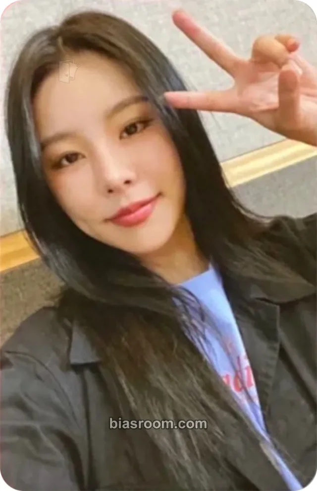 MAMAMOO - Wheein - Redd Album joeun music solo album winner benefit fansign