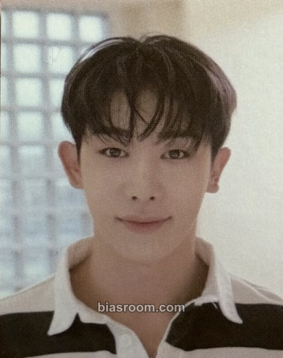 Wonho 2023/2024 Season's Greetings - Travel in 2023, Vacation in 2024 Photocard - Wonho K-pop photocard