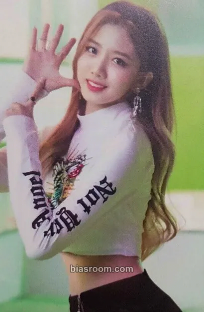 Yuju Let’s Play Cherry Bullet Photocard - Cherry Bullet - Cherry Bullet K-pop photocard
