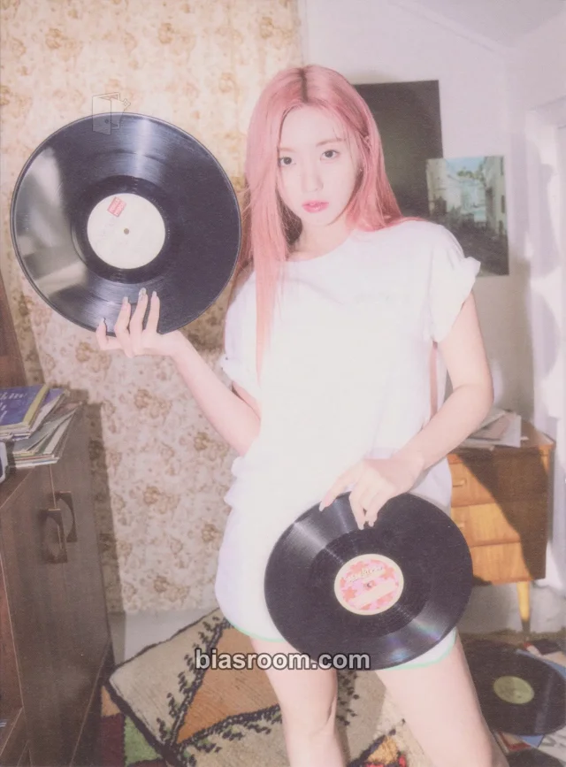 Kep1er - Yeseo - LOVESTRUCK! Album postcard eye contact version