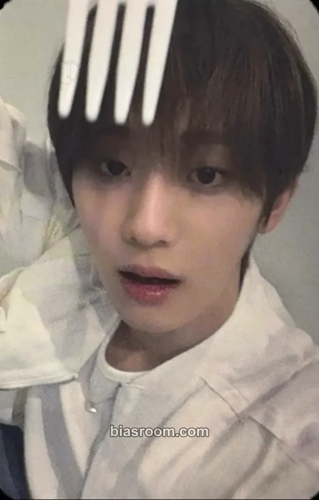 hrtz.wav - Yoon Youngjun - The First Wave Album kpop store video call (fancall) round 3