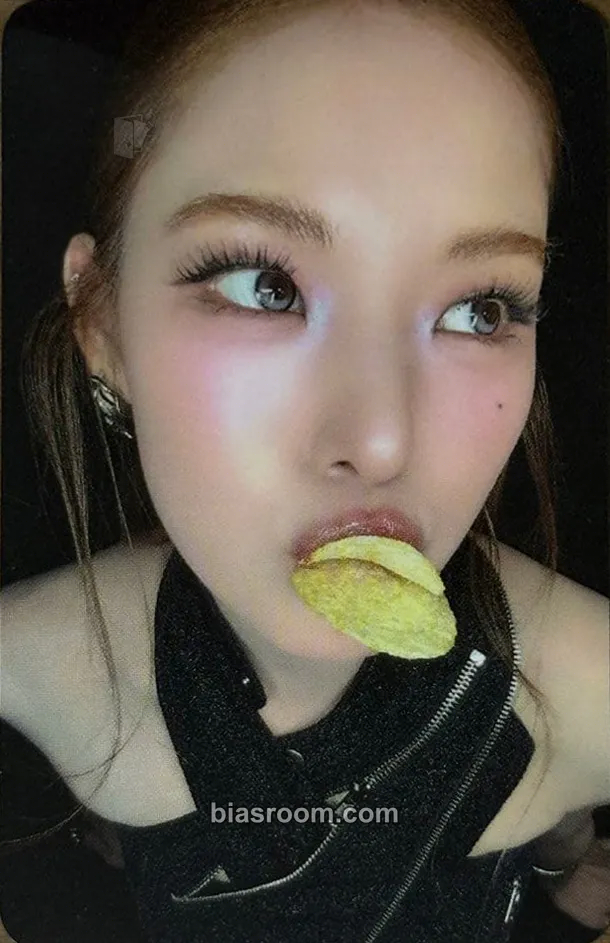 Mai Set The Tempo Photocard - izna - izna K-pop photocard