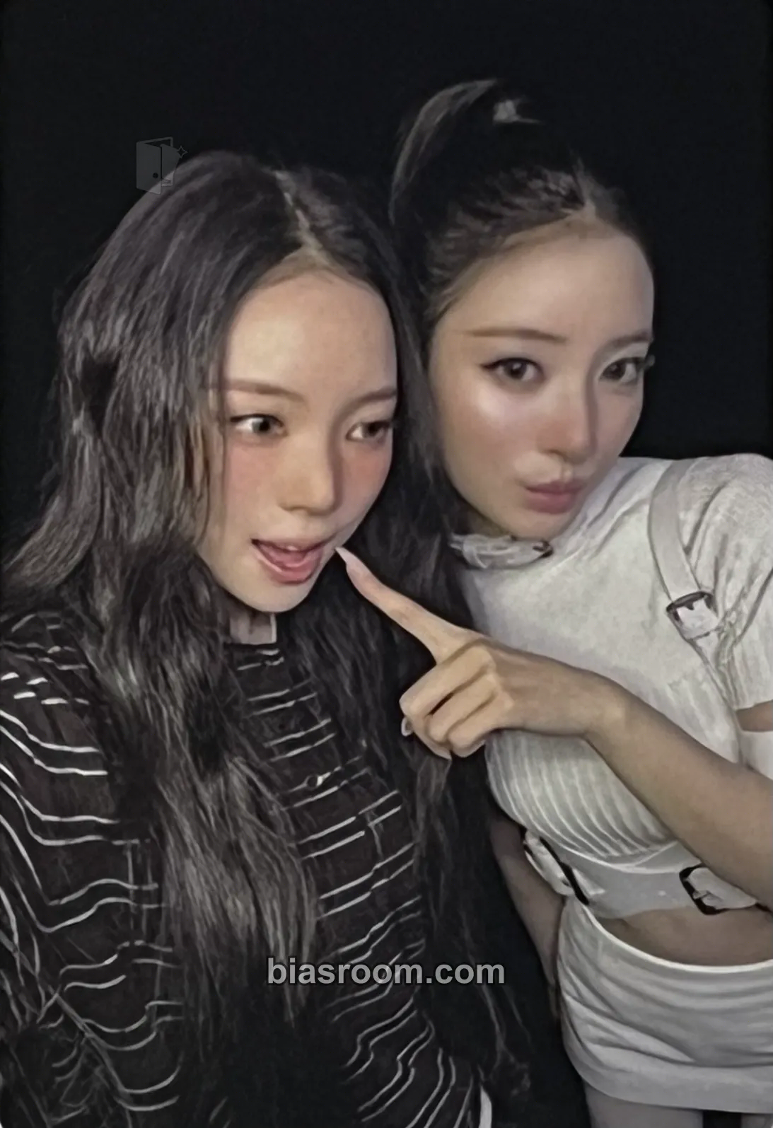 BITE NOW Photocard - MEOVV - MEOVV K-pop photocard