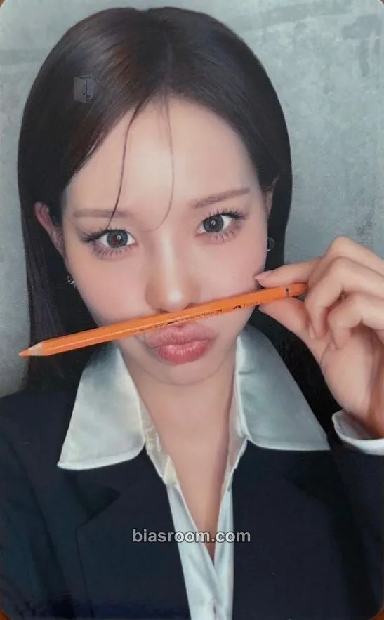 Mako Portfolio Photocard - NiziU - NiziU K-pop photocard