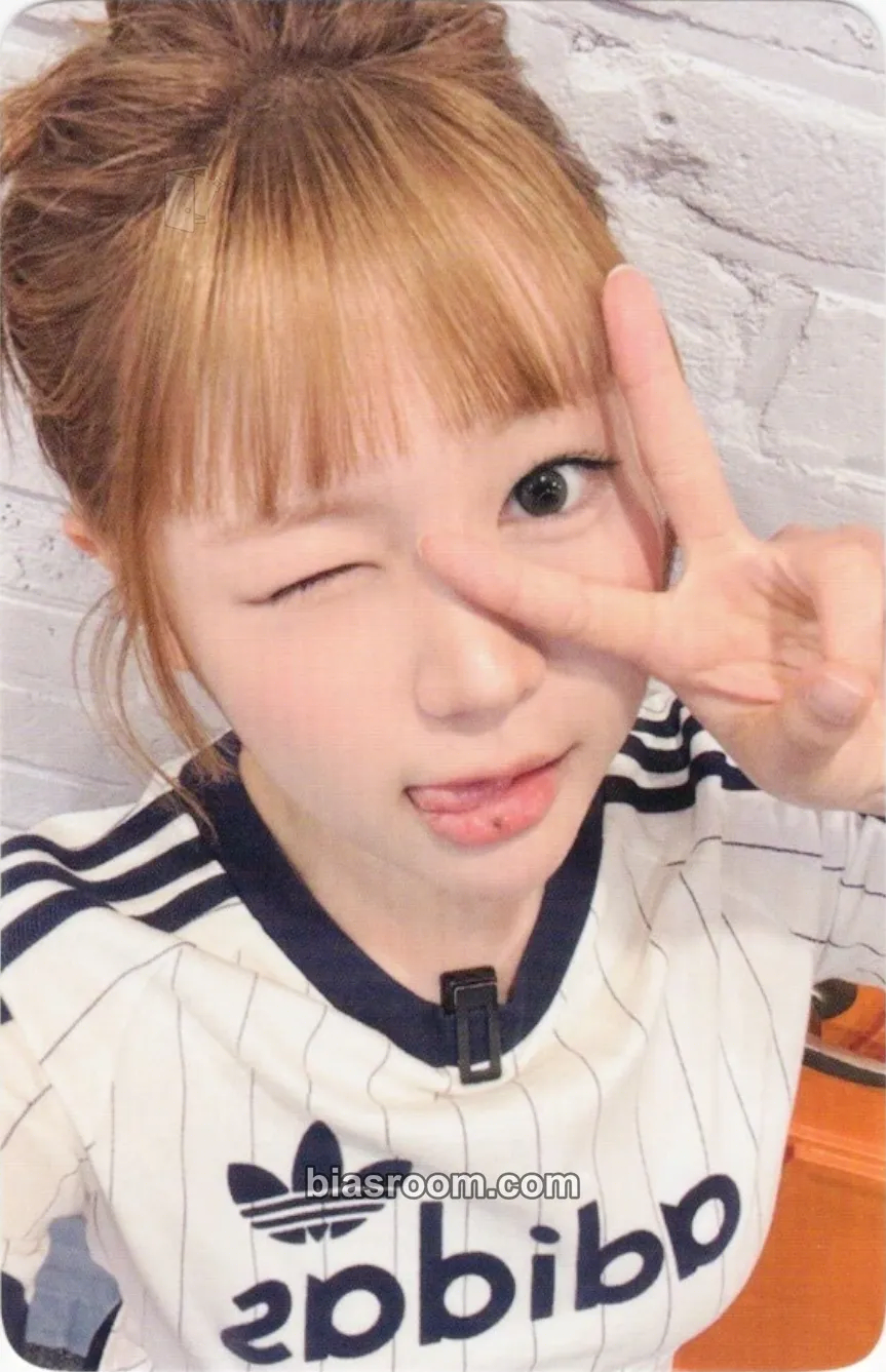 Ye-on Lemon Tang Photocard - Hearts2Hearts - Hearts2Hearts K-pop photocard