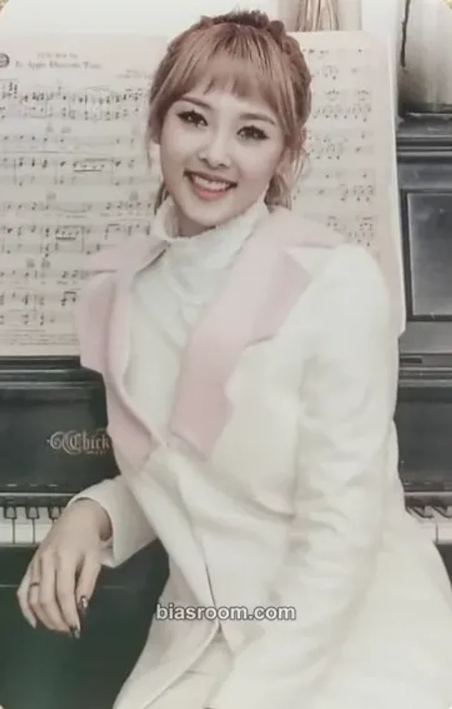 SONAMOO - Newsun - I Think I Love U Album album photocard A version