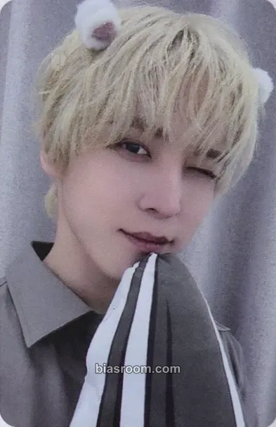 Yunho GOLDEN HOUR : Part.5 Photocard - ATEEZ - ATEEZ K-pop photocard