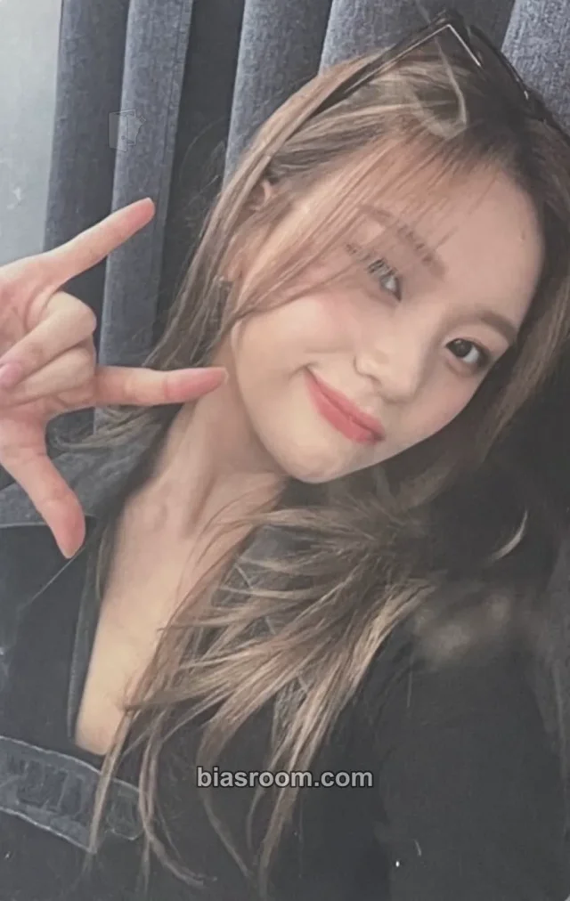 VIVIZ - Umji - Virthday Party DayZ Event merch photocard griptok (smart tok)