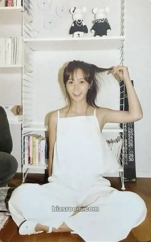 Yuri Yuri 3rd Fan Meeting Tour ‘Yuriverse’ Photocard - Girls' Generation - Girls' Generation K-pop photocard