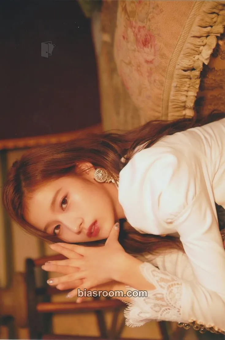 Sana 2019 Season's Greetings: THE ROSES Photocard - TWICE - TWICE K-pop photocard