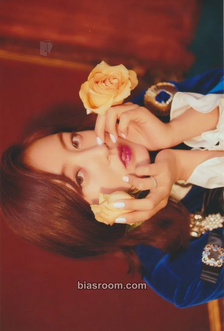 Jihyo 2019 Season's Greetings: THE ROSES Photocard - TWICE - TWICE K-pop photocard
