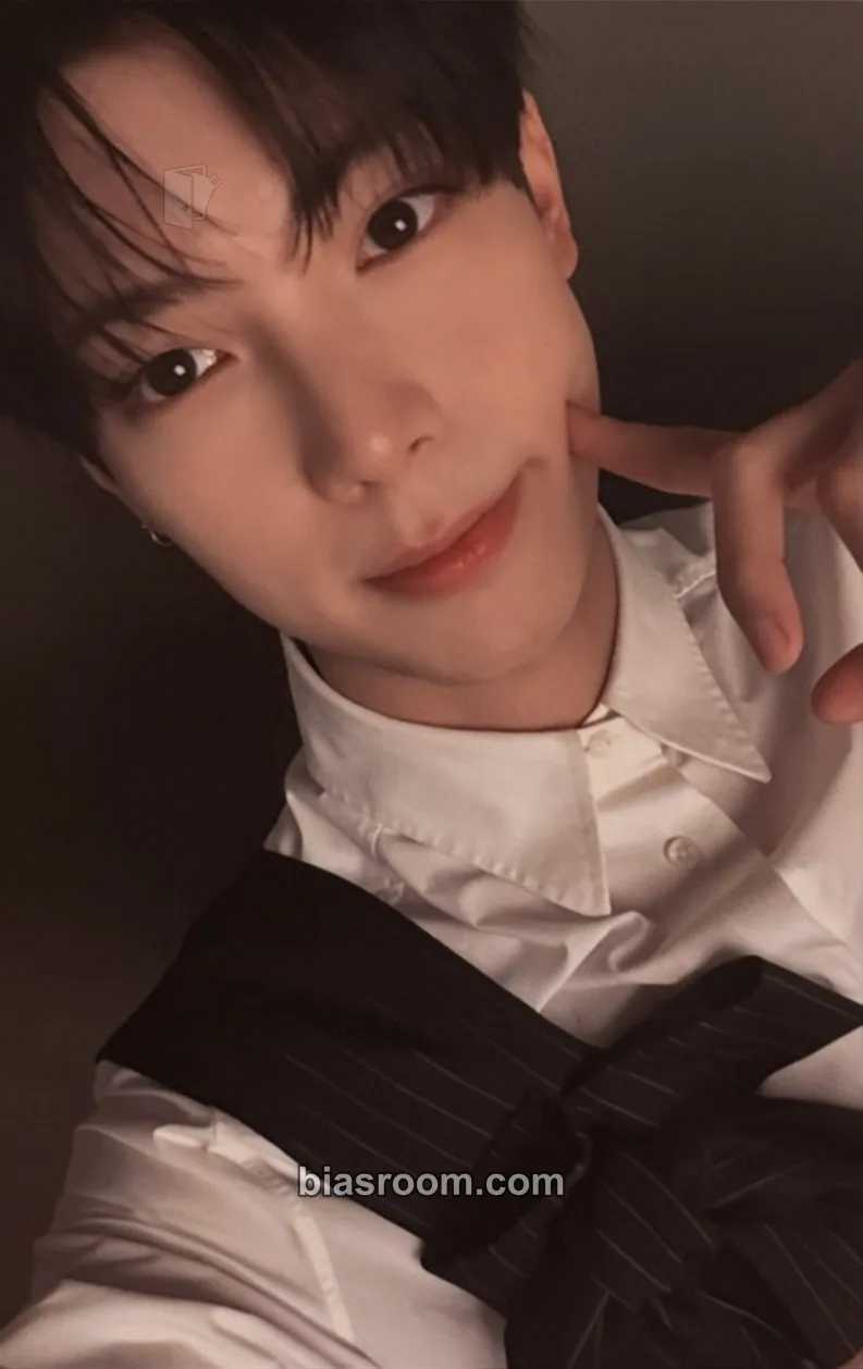 Chuei Li Yu 2026 Chuei Li Yu Encore Fan Meeting ‘Drawing Yu: Exhibition’ Photocard - FLARE U - FLARE U K-pop photocard