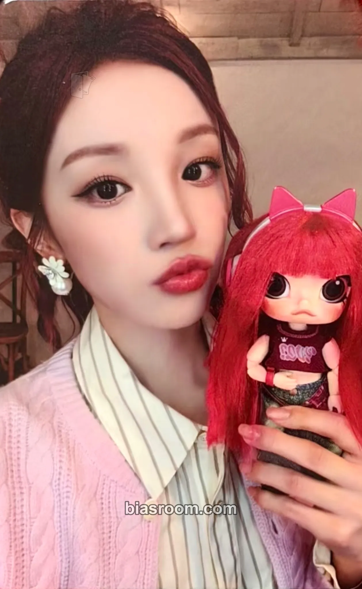 Yuqi Yuqi x Molly (Pop Mart) Photocard - i-dle - i-dle K-pop photocard