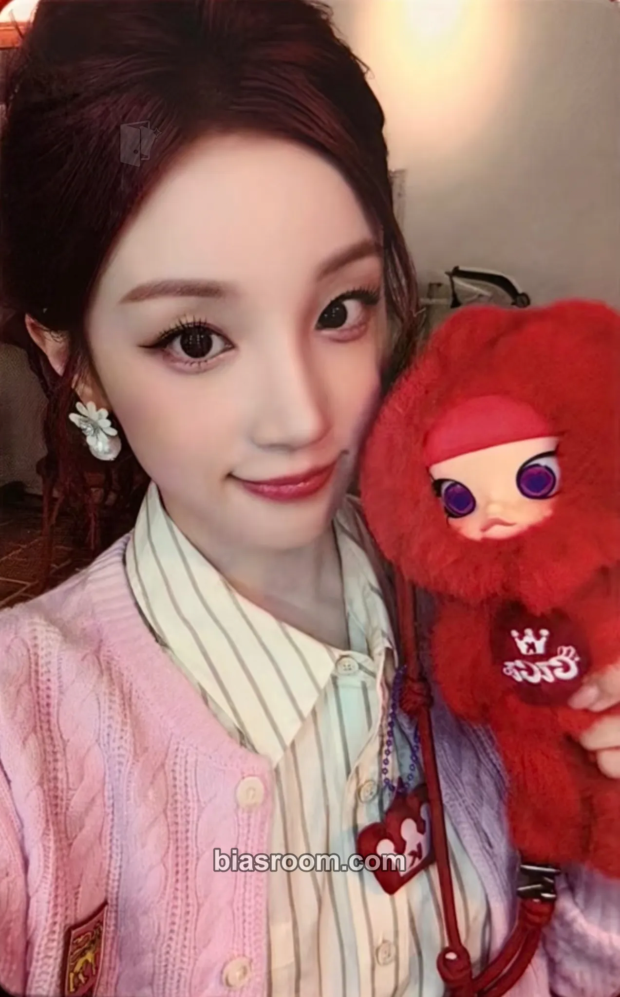 Yuqi Yuqi x Molly (Pop Mart) Photocard - i-dle - i-dle K-pop photocard
