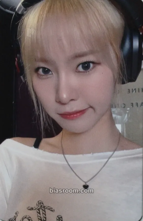 Monday Bliss Photocard - Weeekly - Weeekly K-pop photocard