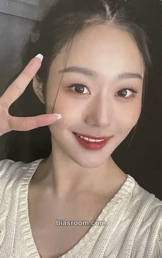 Chaerin Cherry Dash Photocard - Cherry Bullet - Cherry Bullet K-pop photocard
