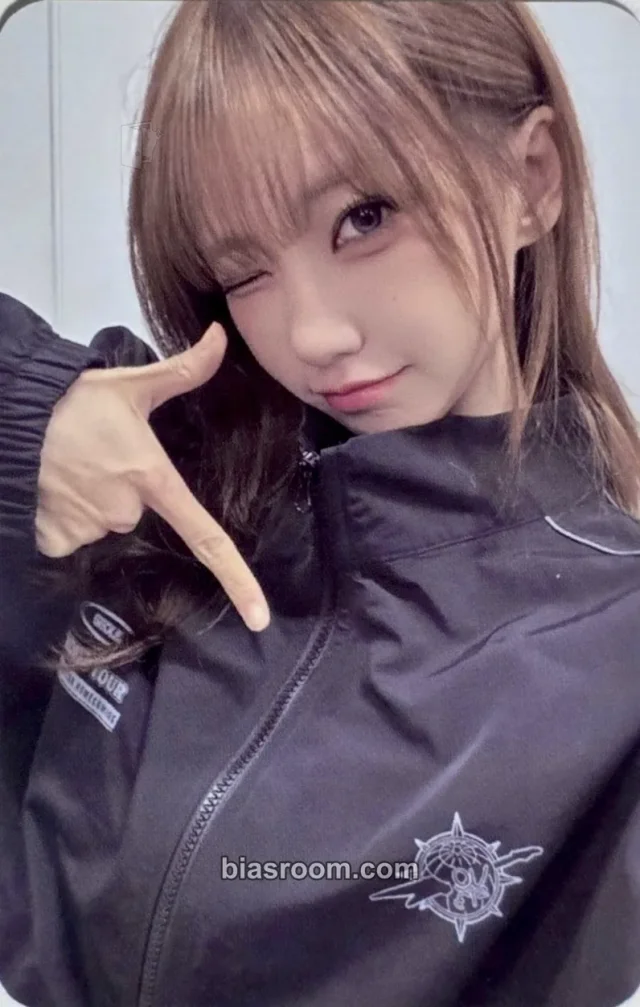 QWER - Magenta - Rockation: Homecoming Event tour merch windbreaker merch photocard