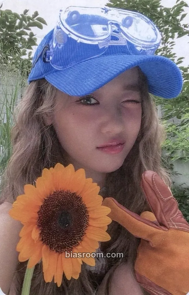 Choi Yoojung Sunflower Photocard - Choi Yoojung K-pop photocard