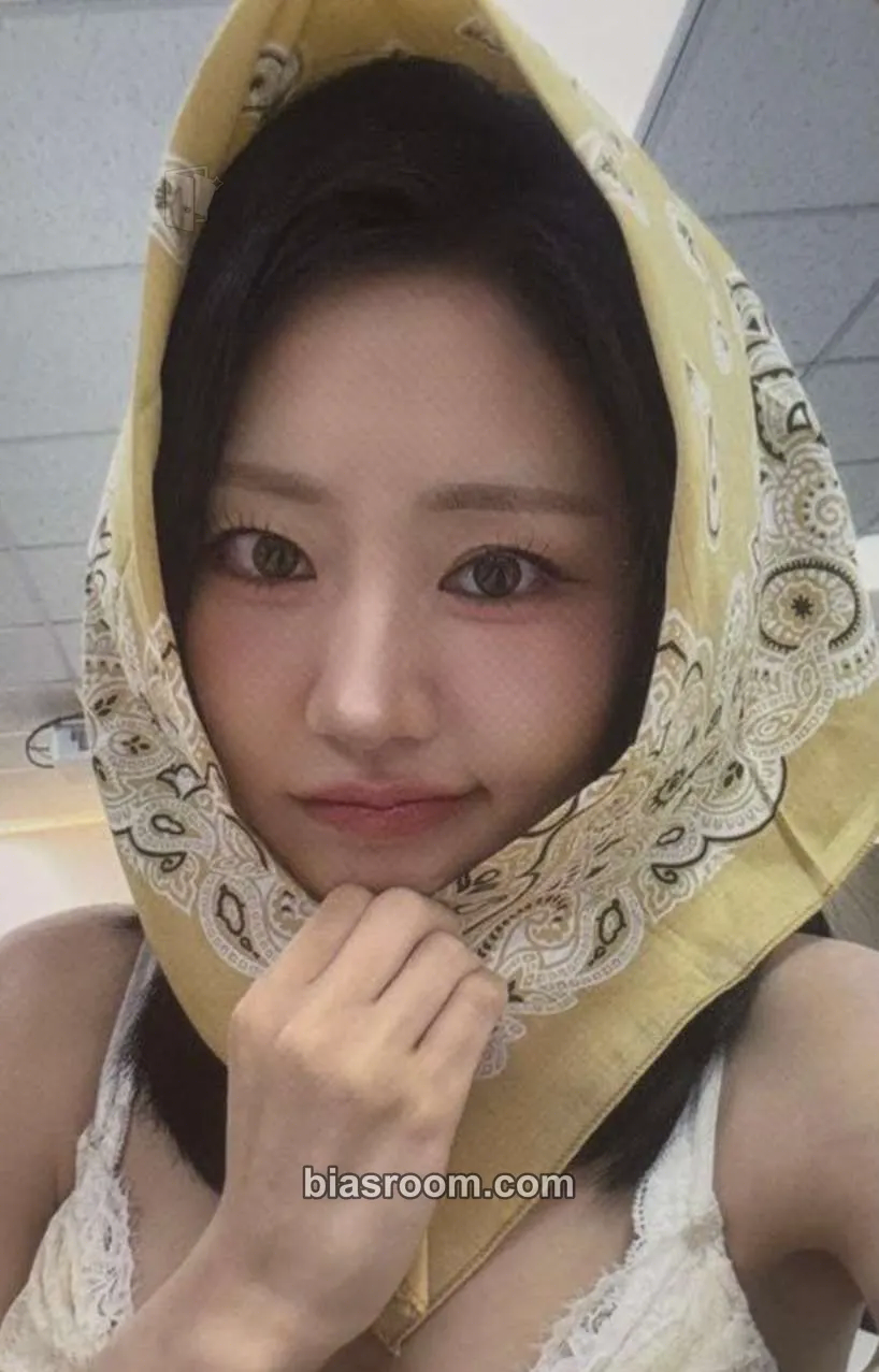 Julie Who Is She Photocard - KISS OF LIFE - KISS OF LIFE K-pop photocard