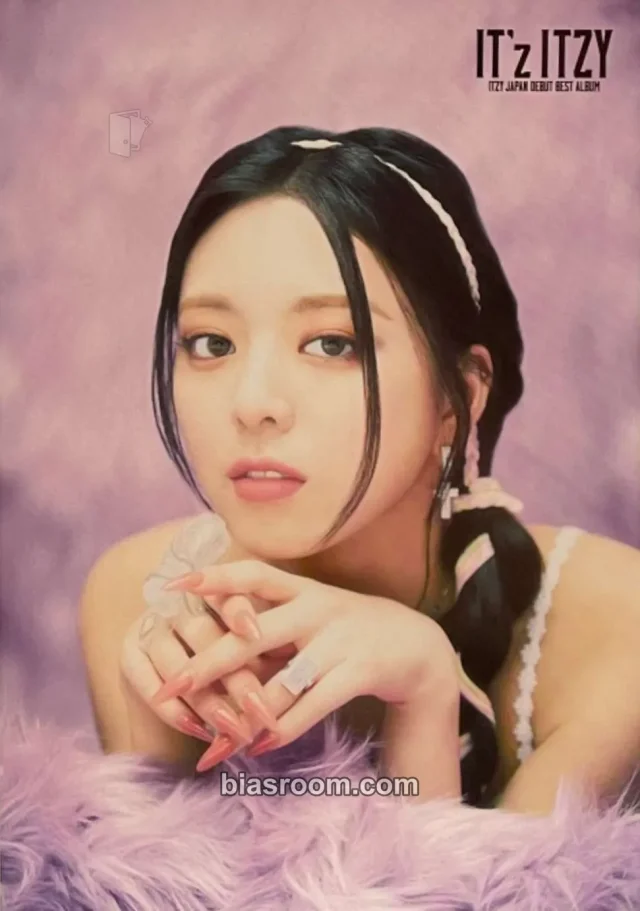ITZY - Yuna - IT’z ITZY Album merch photocard japan non-standard size trading card