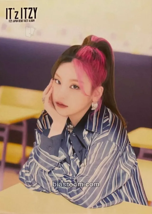 ITZY - Yeji - IT’z ITZY Album merch photocard japan non-standard size trading card