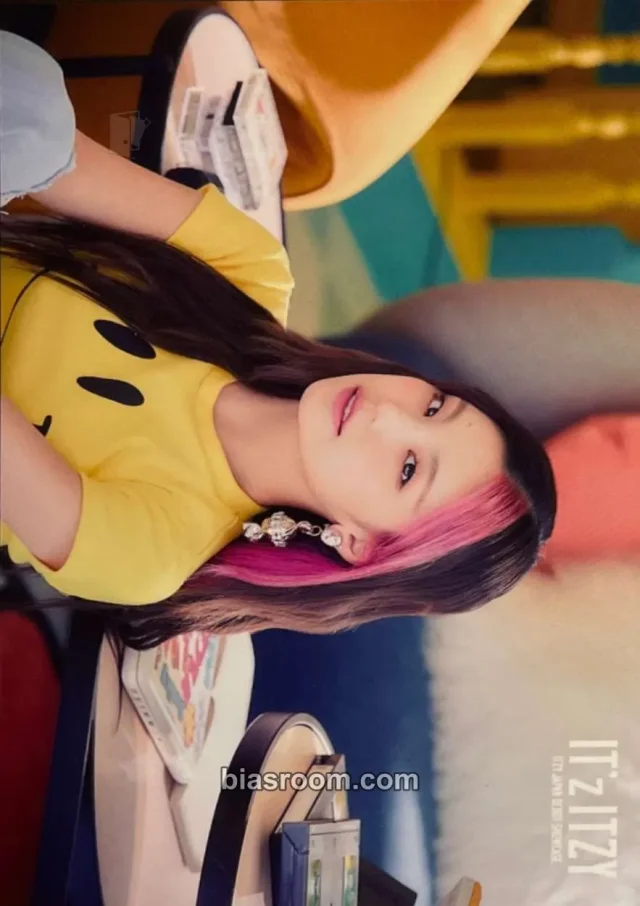 ITZY - Yeji - IT’z ITZY Album trading card merch photocard non-standard size japan horizontal