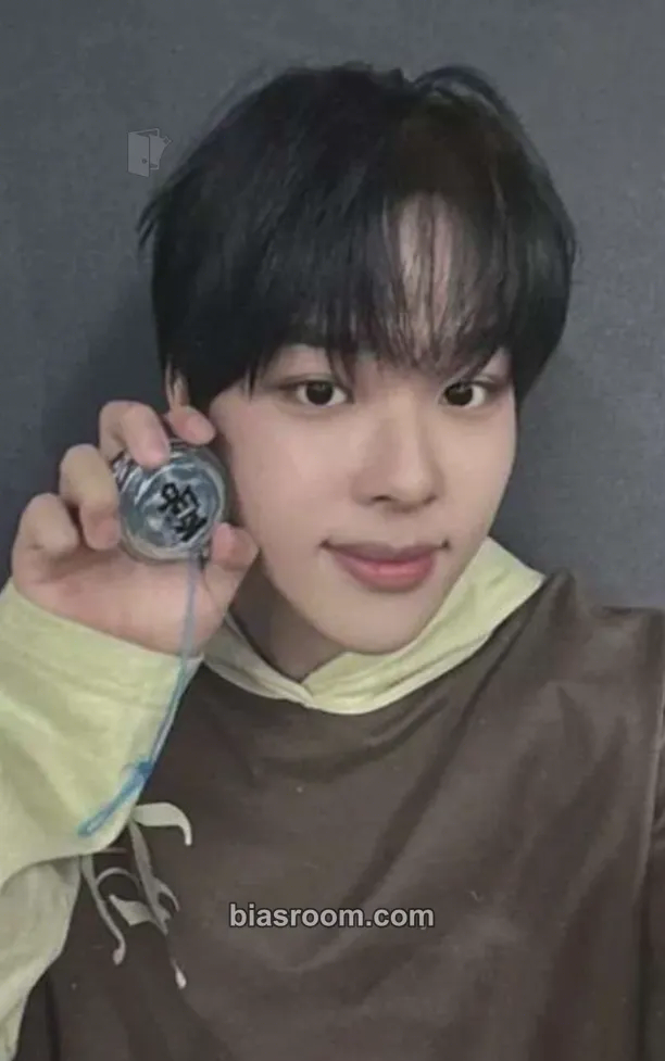 Amaru Yoyo & sticker set Photocard - KickFlip - KickFlip K-pop photocard